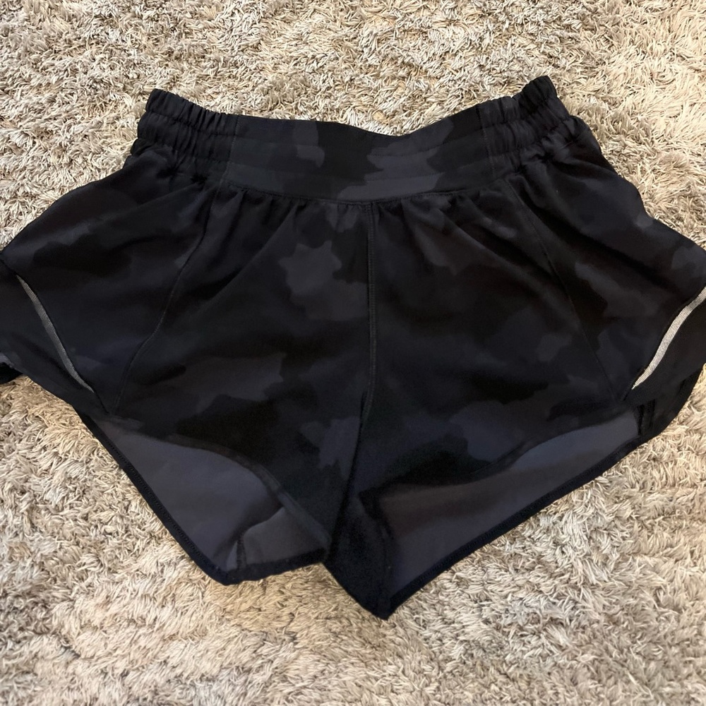 SIZE 6 REG. LULULEMON LOW-RISE HOTTY HOT SHORT 2.5”. BLACK CAMO.